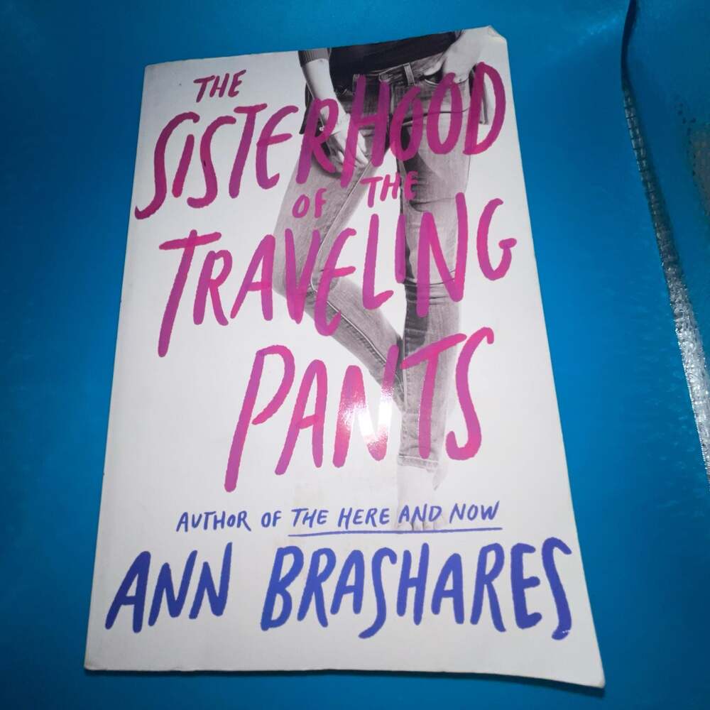 The Sisterhood of the Traveling Pants by Ann Brashares (Paperback)